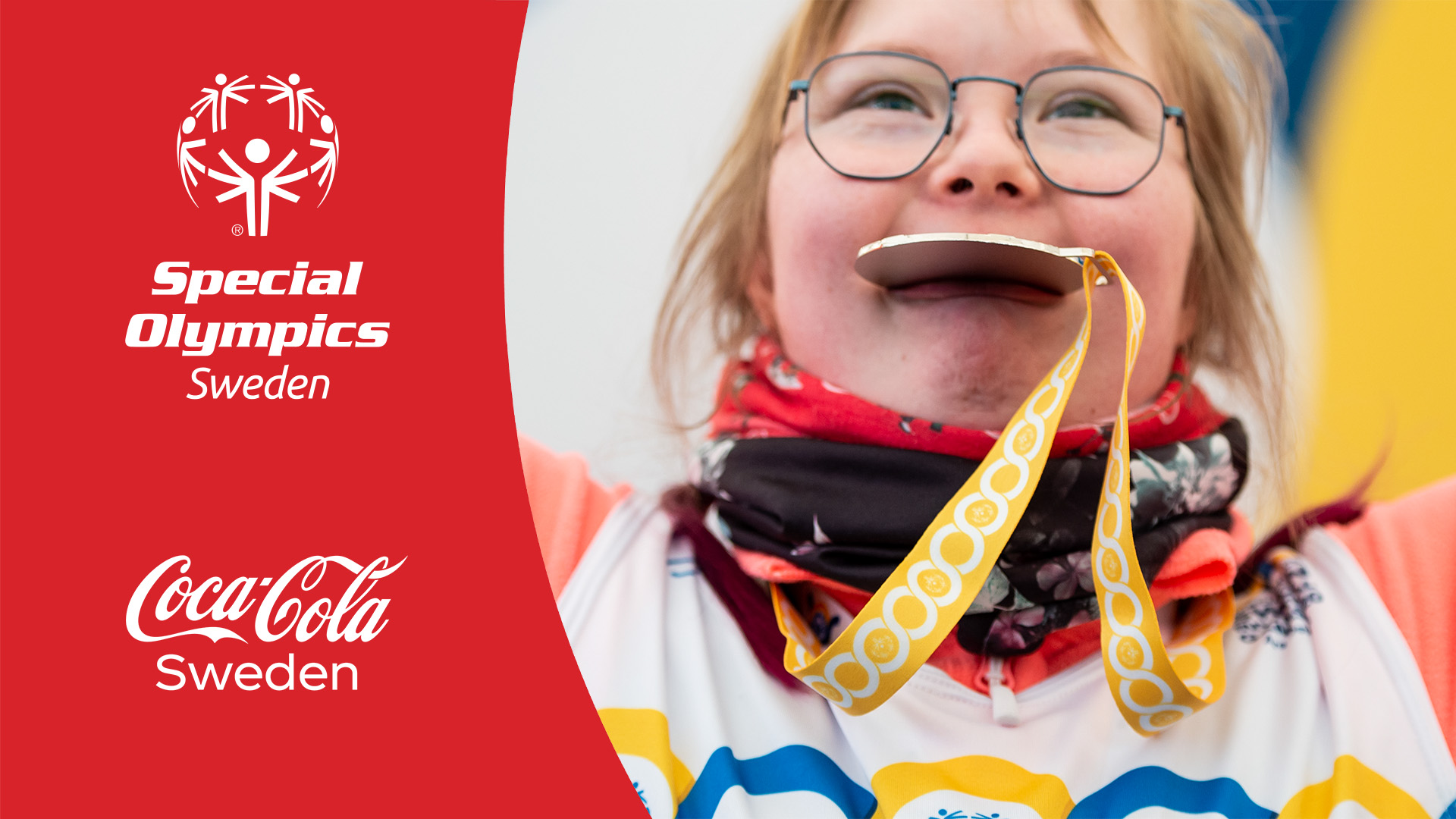 Bilden är ett montage. Till vänster syns logotyperna för Special Olympics Sverige och Coca-Cola Sverige. Till höger syns en närbild på en tjej med downs syndrom som biter i en medalj.