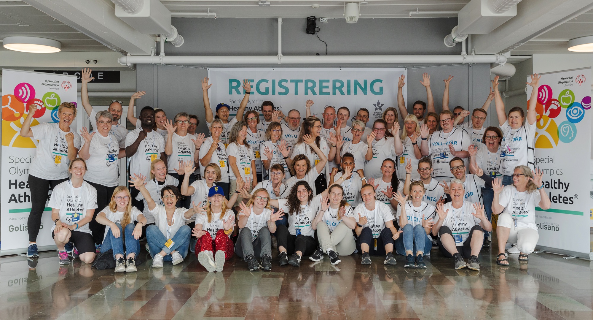 Volontärer på Healthy Athletes-programmet i Malmö har ställt upp sig inför en gruppfotografering.