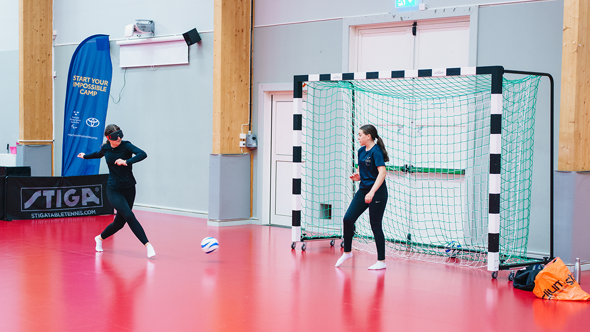 Två tjejer spelar blindfotboll - 5-a-side.
