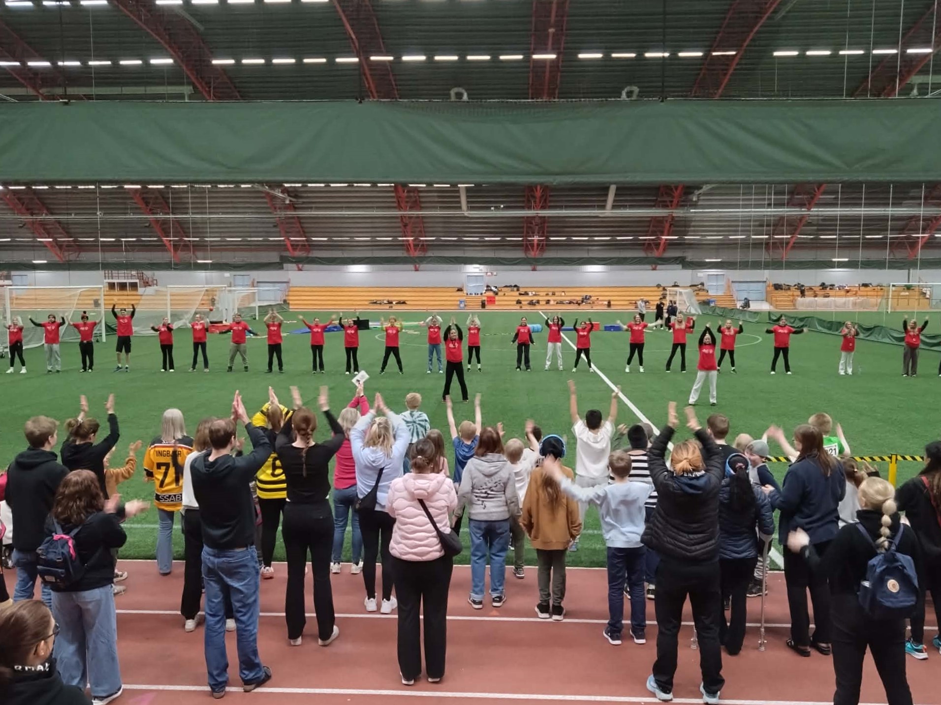 gymnasieelever håller i uppvärmningen under invigningen