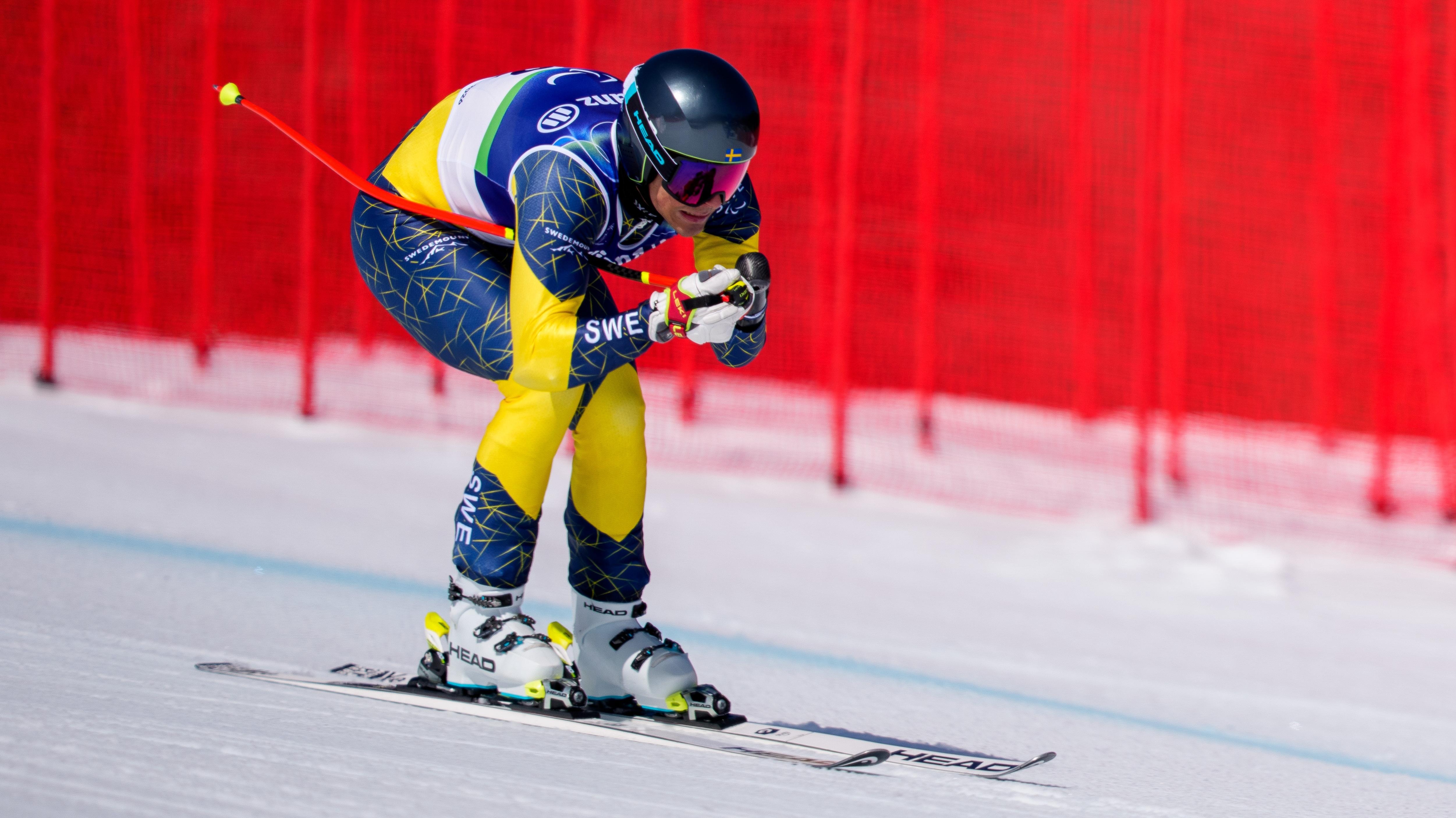 Aaron Lindström kör alpint i Paralympics.