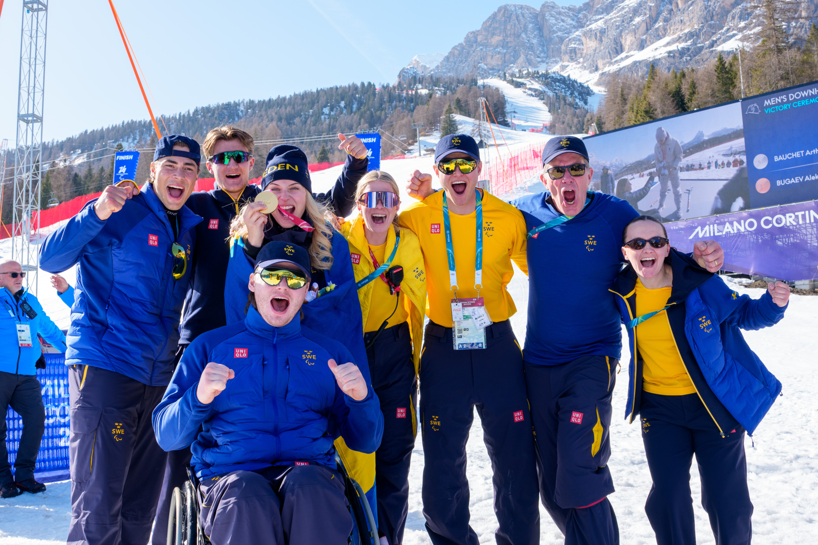 Det alpina landslaget jublar tillsammans under Paralympics.