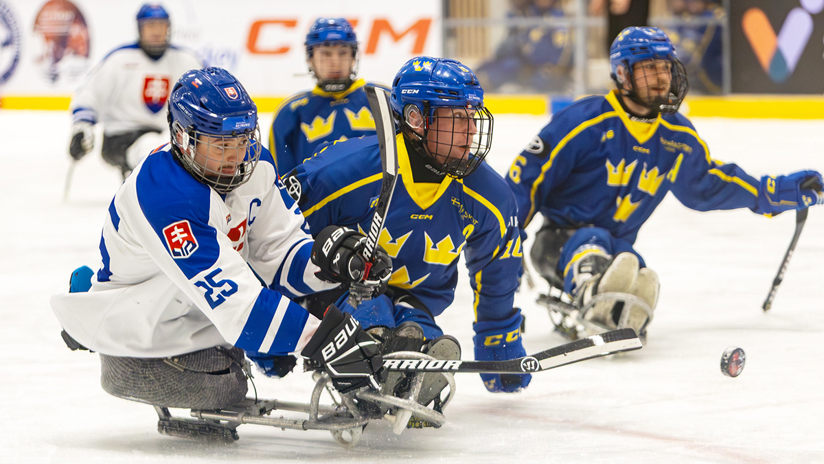 Hugo Liljebäck i kamp om pucken med en slovakisk spelare.
