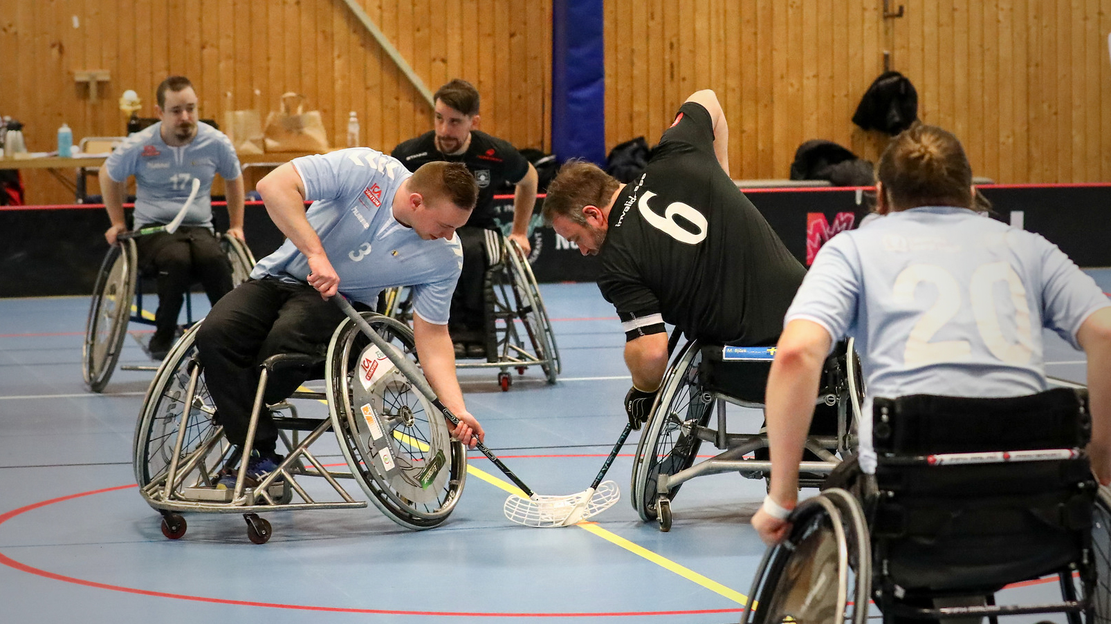 Två spelare är uppställda för tekning.