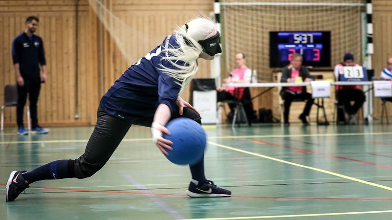 En spelare skjuter iväg bollen med full kraft.