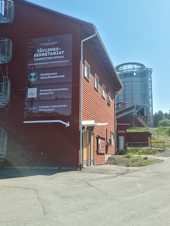 Vår entré är sekreteriatet, nedanför Arctura