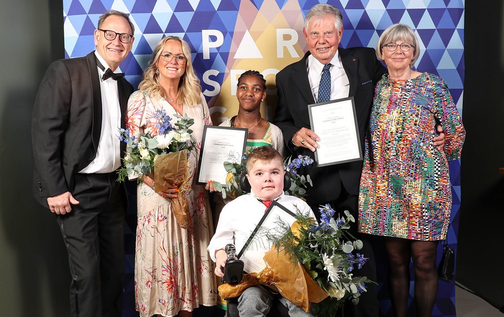 Tidigare vinnare mottar pris på Svenska Parasportgalan.