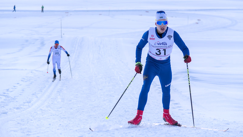 Bild på Rasmus Adervall i en backe.