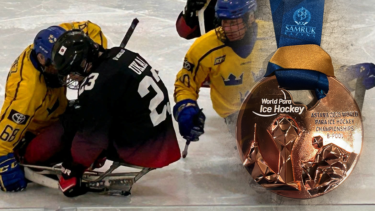 Momntage. Till vänster är två svenska spelare och en japan tampas om pucken. Till höger syns bronsmedaljen.