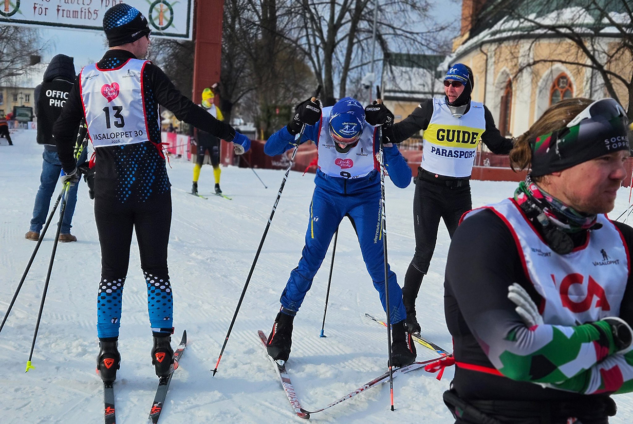 Flera åkare och en guide i målfållan, strax efter målgång.