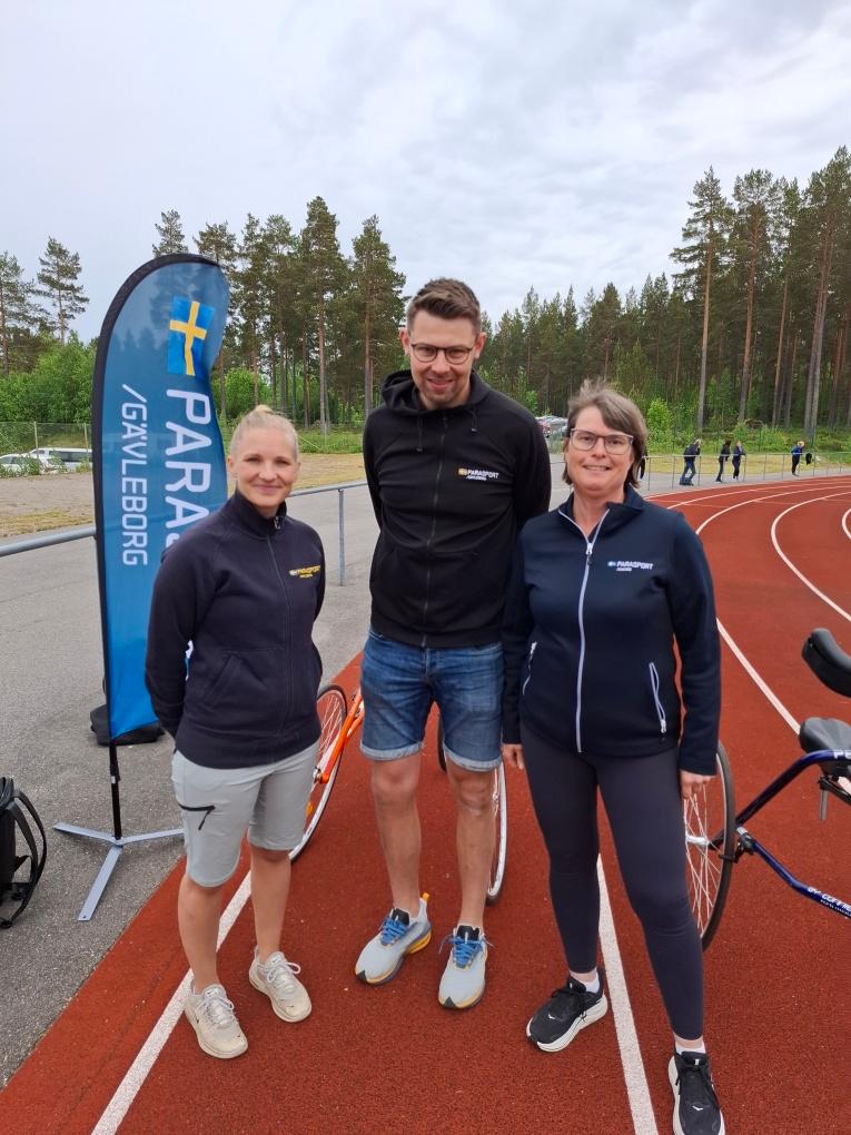Idrottskonsulenterna från vänster Elin Walfriddson och Emil Delin tillsammans med Katarina Janderberg ledamot Parasport Sverige och ordförande för Parasport Västmanland.