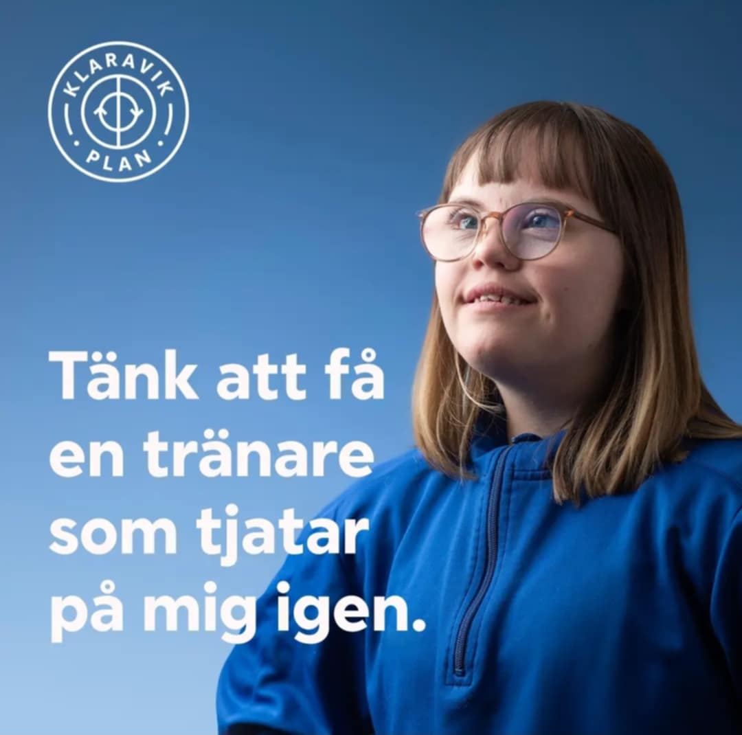 Ung glad idrotterska tittar drömmande mot himlen. "Tänk att få en tränare som tjatar på mig igen"