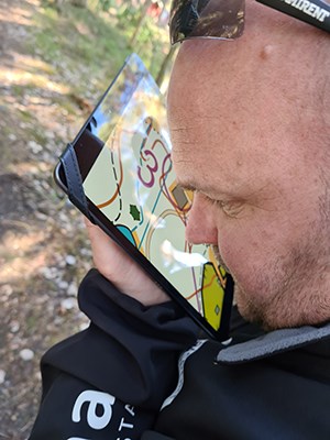 Person som läser en karta i en surfplatta.