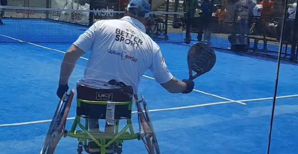 Person i rullstol som spelar padel