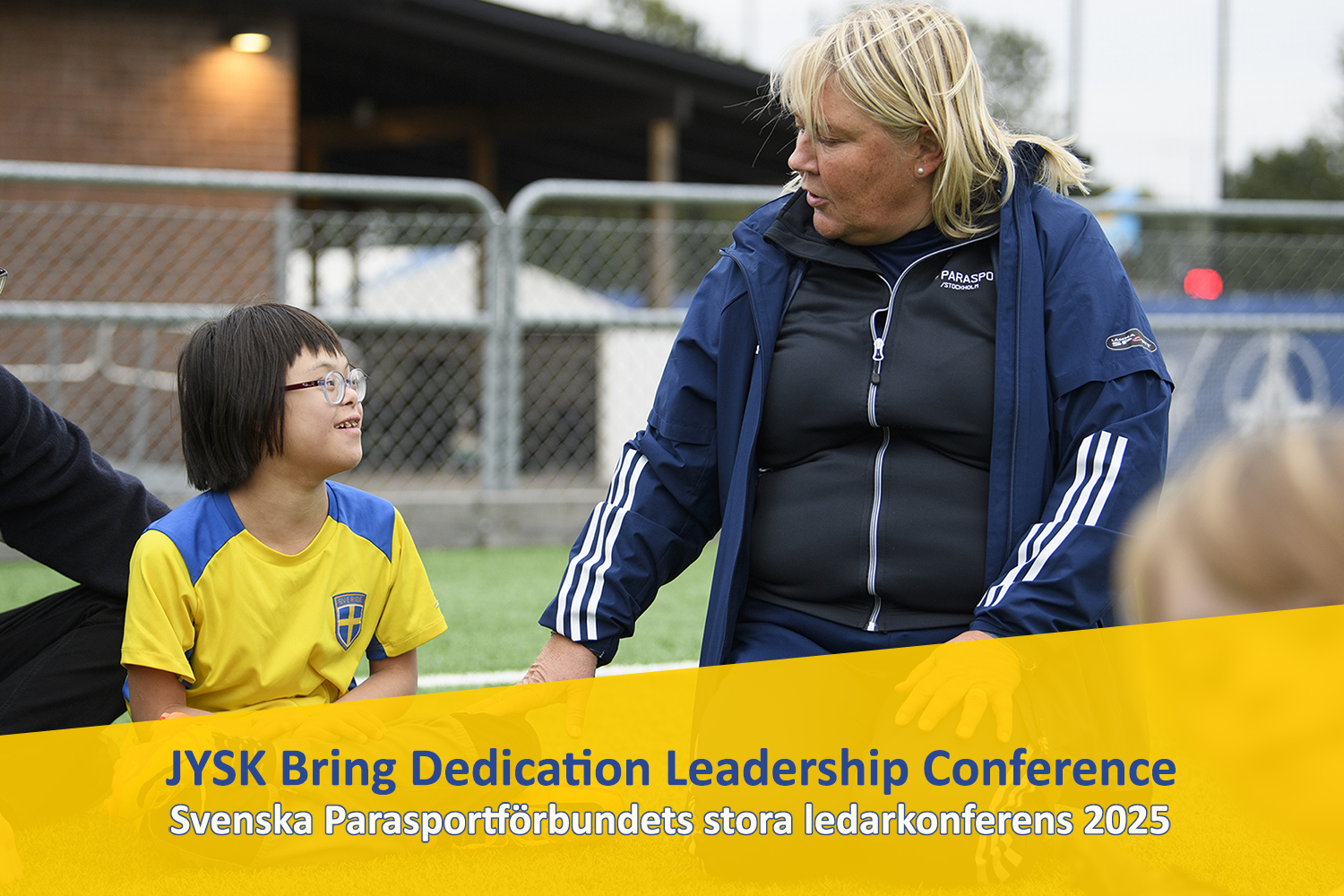En ledare och ett barn samtalar. Texten "Bring Dedication Leadership Conference - Parasport Sveriges stora ledarkonferens".