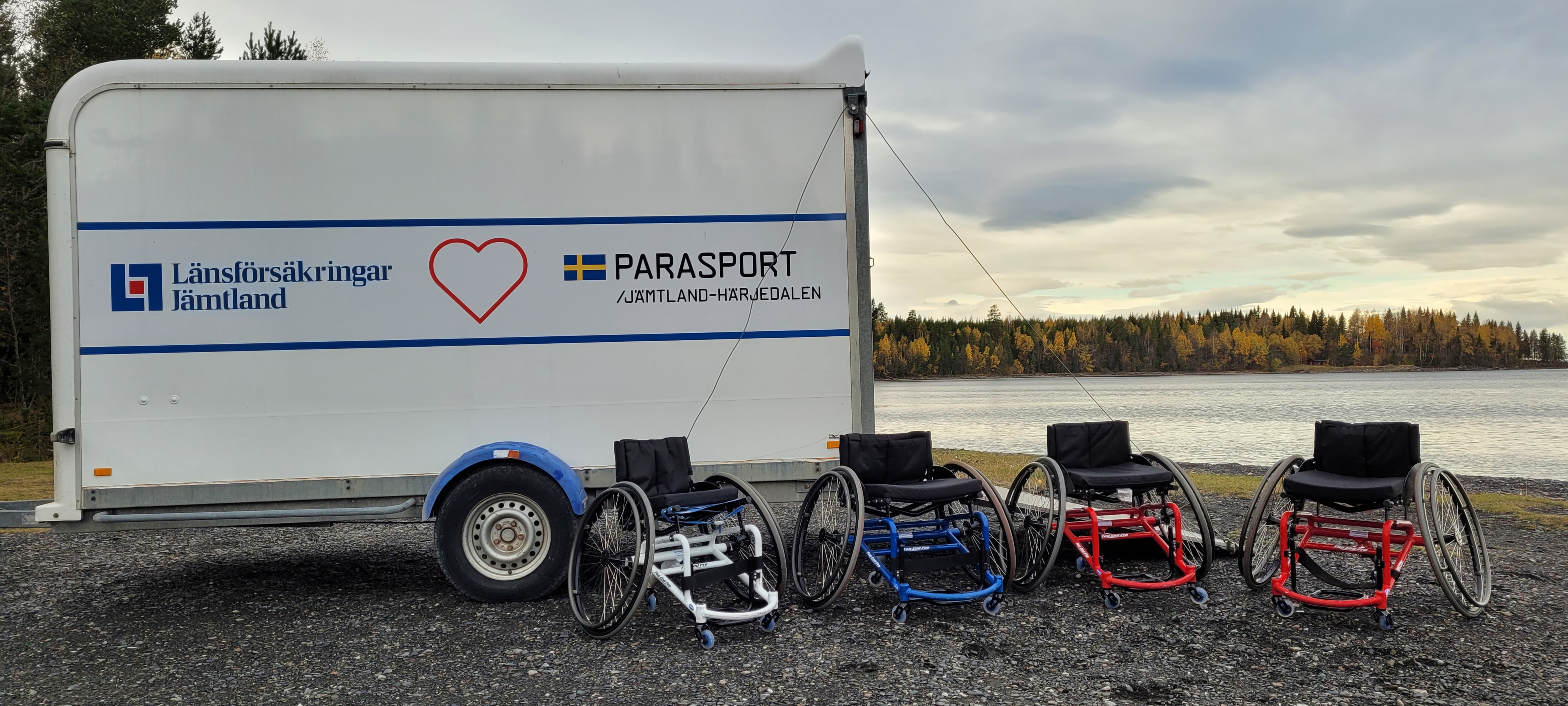 LF-släp i vacker vy med tuffa rullstolar