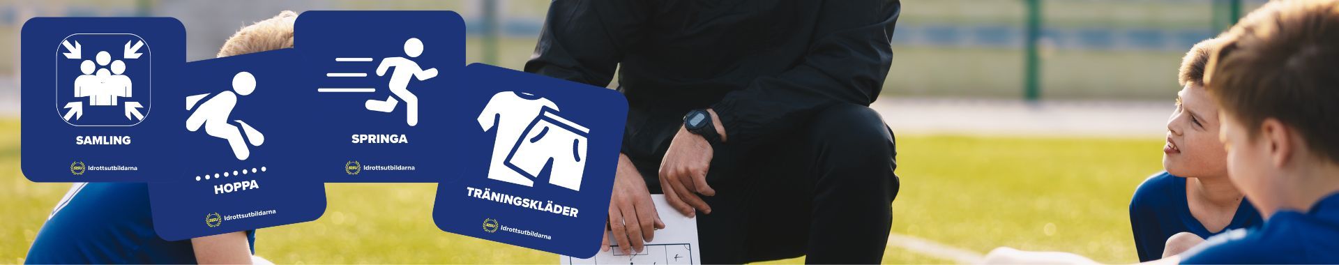 Bildstöd / Pictogram. I förgrund: 4 bilder med blåa rutor med olika vita symboler. I bakgrunden: en knästående vuxen ledare med vita papper i handen och 3 ungdomar som verkar lyssna på instruktioner.