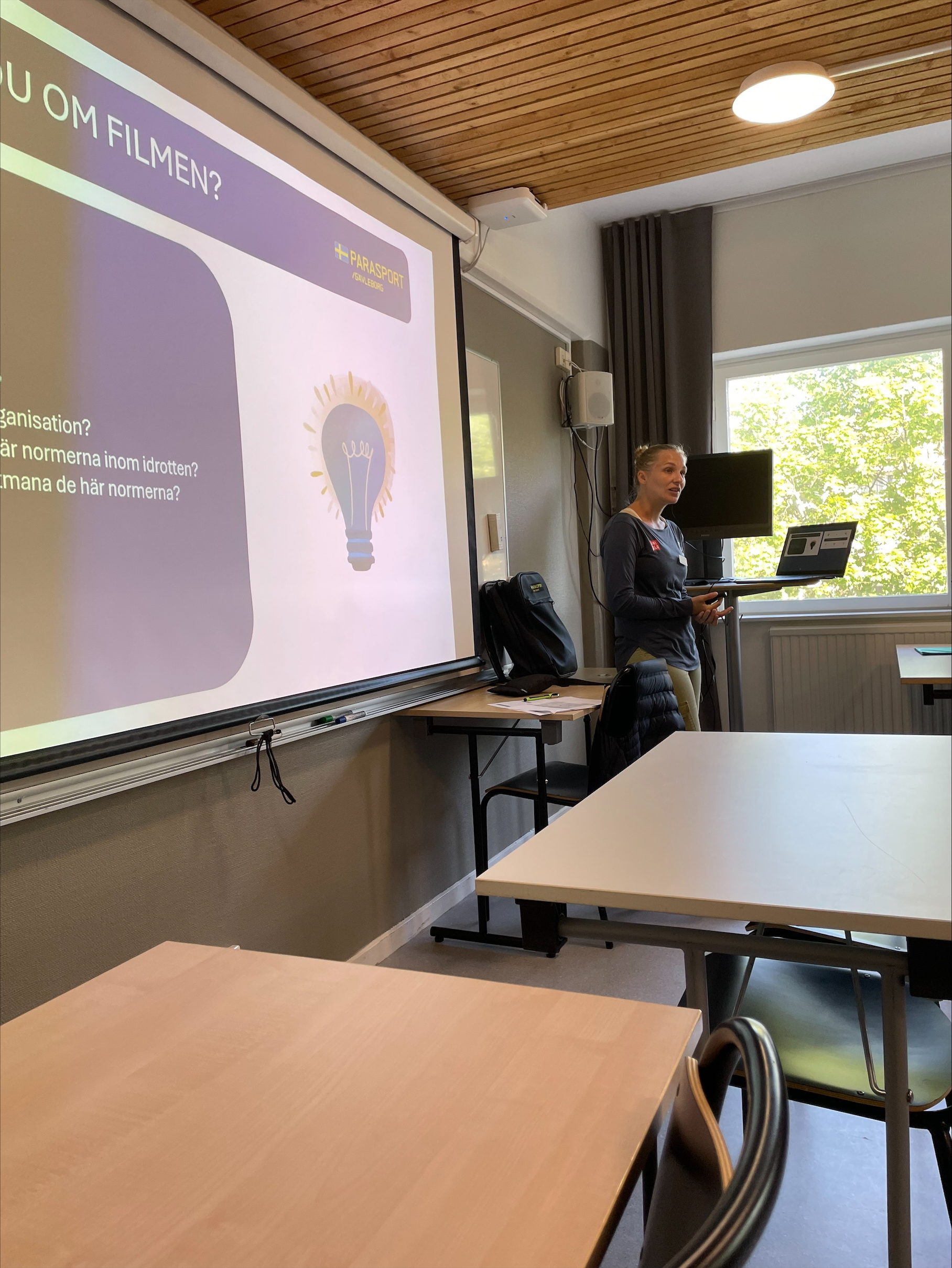 Elin instruerar
