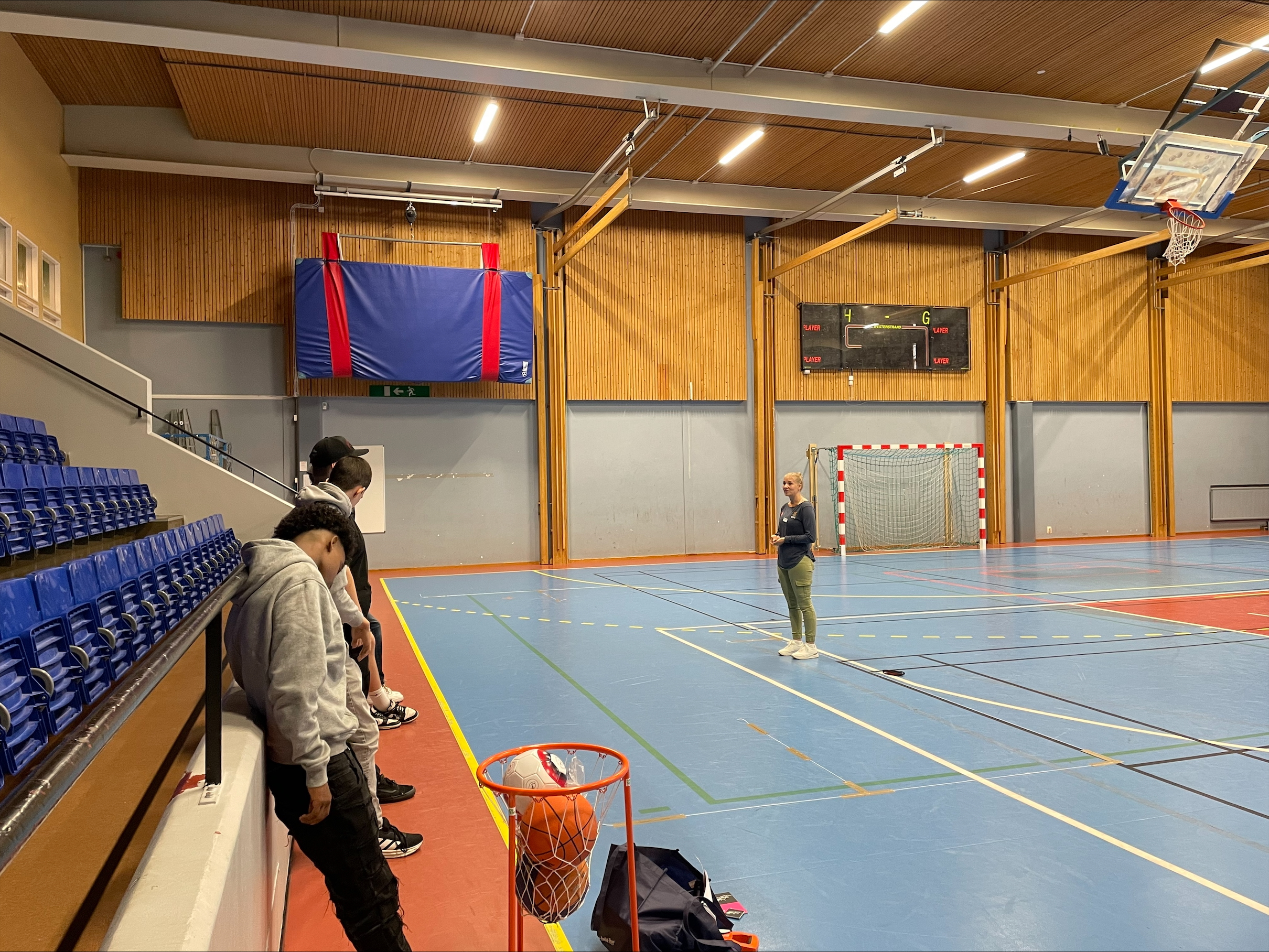 Elin instruerar sommarjobbare