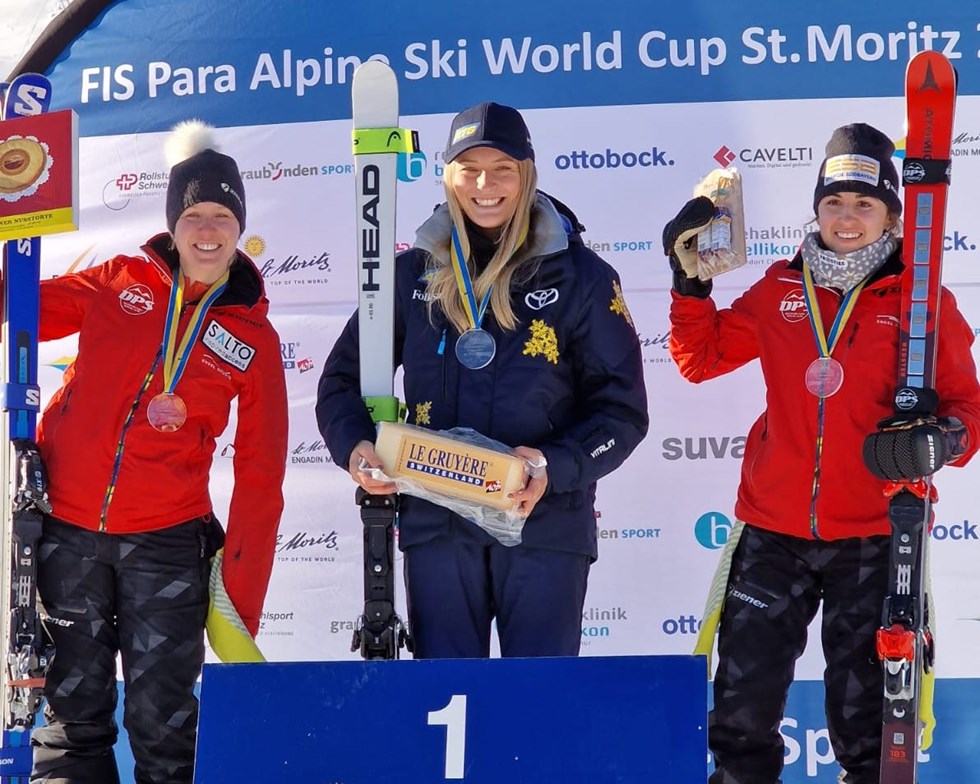 Ebba Årsjö högst upp på pallen.