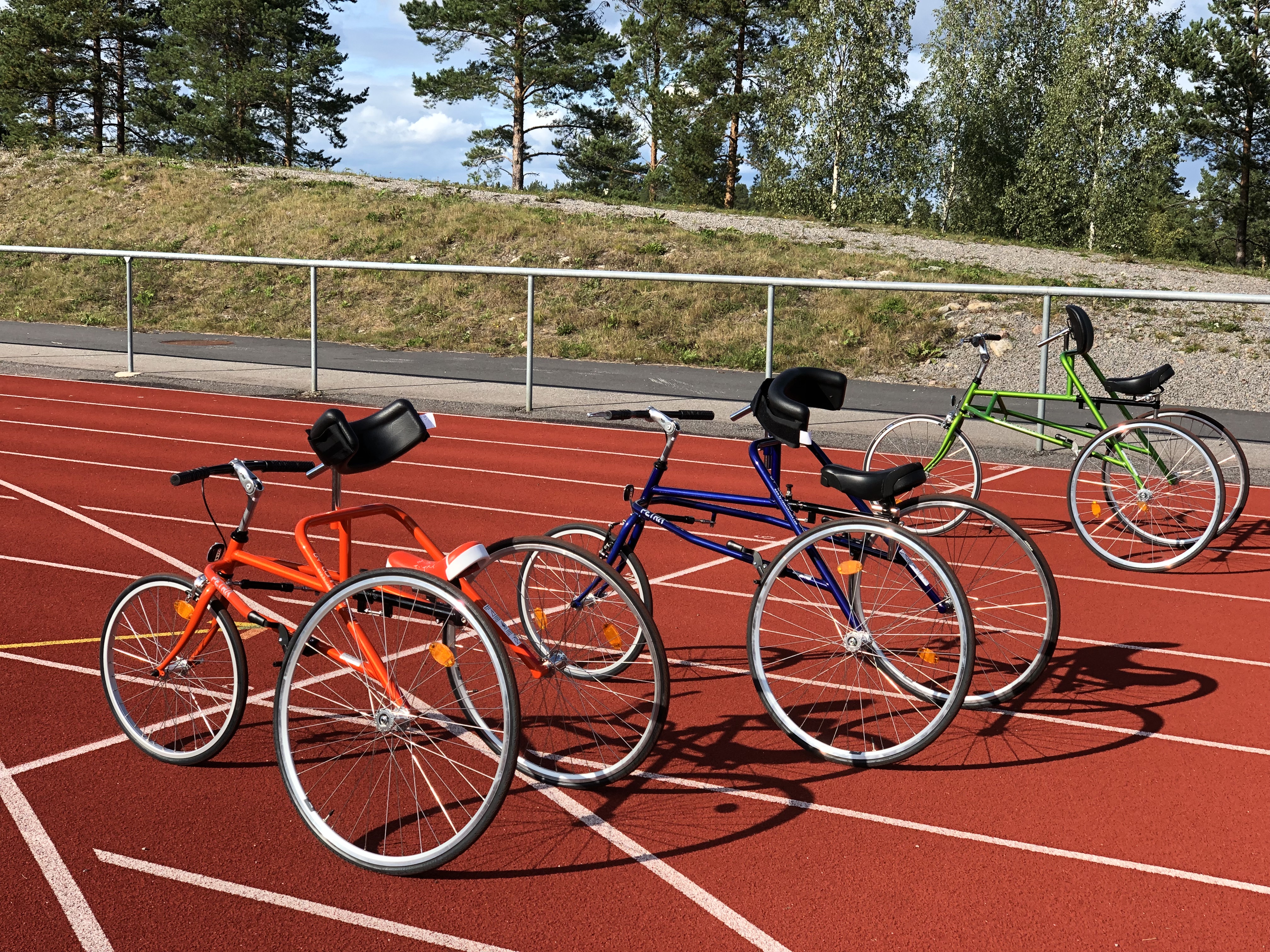 Foto på tre framerunningcyklar