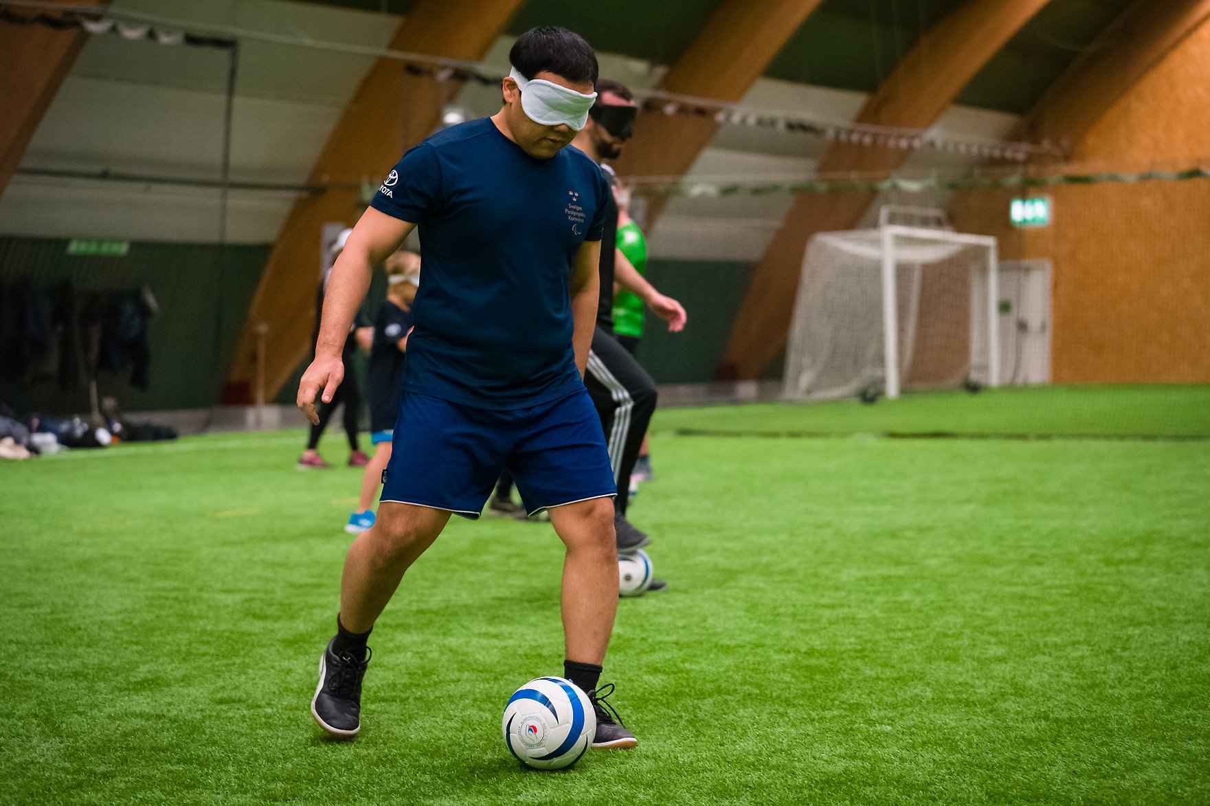 Bildbeskrivning: Person som ska sparka en fotboll