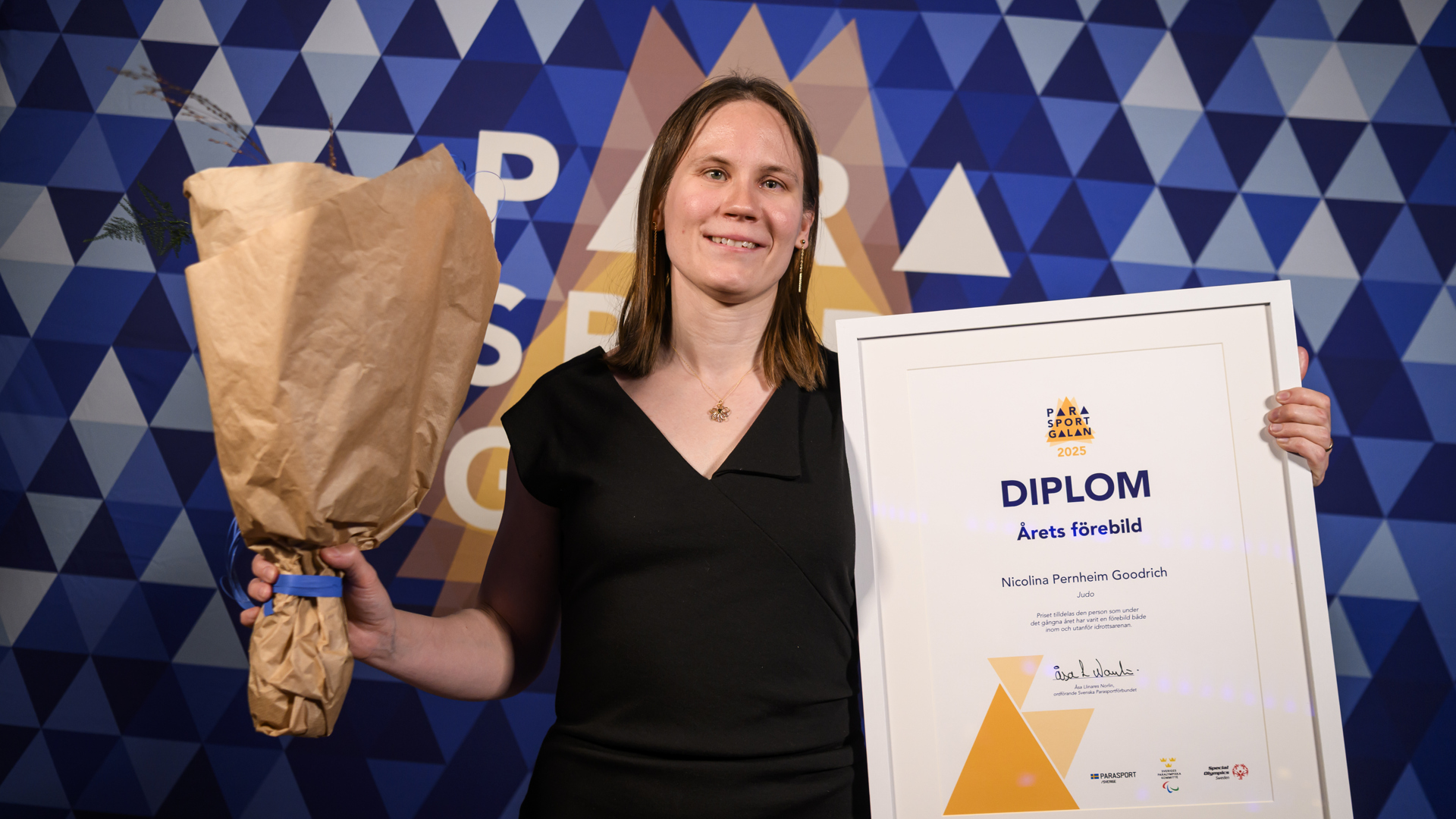Nicolina Pernheim Goodrich med blommor och diplom.
