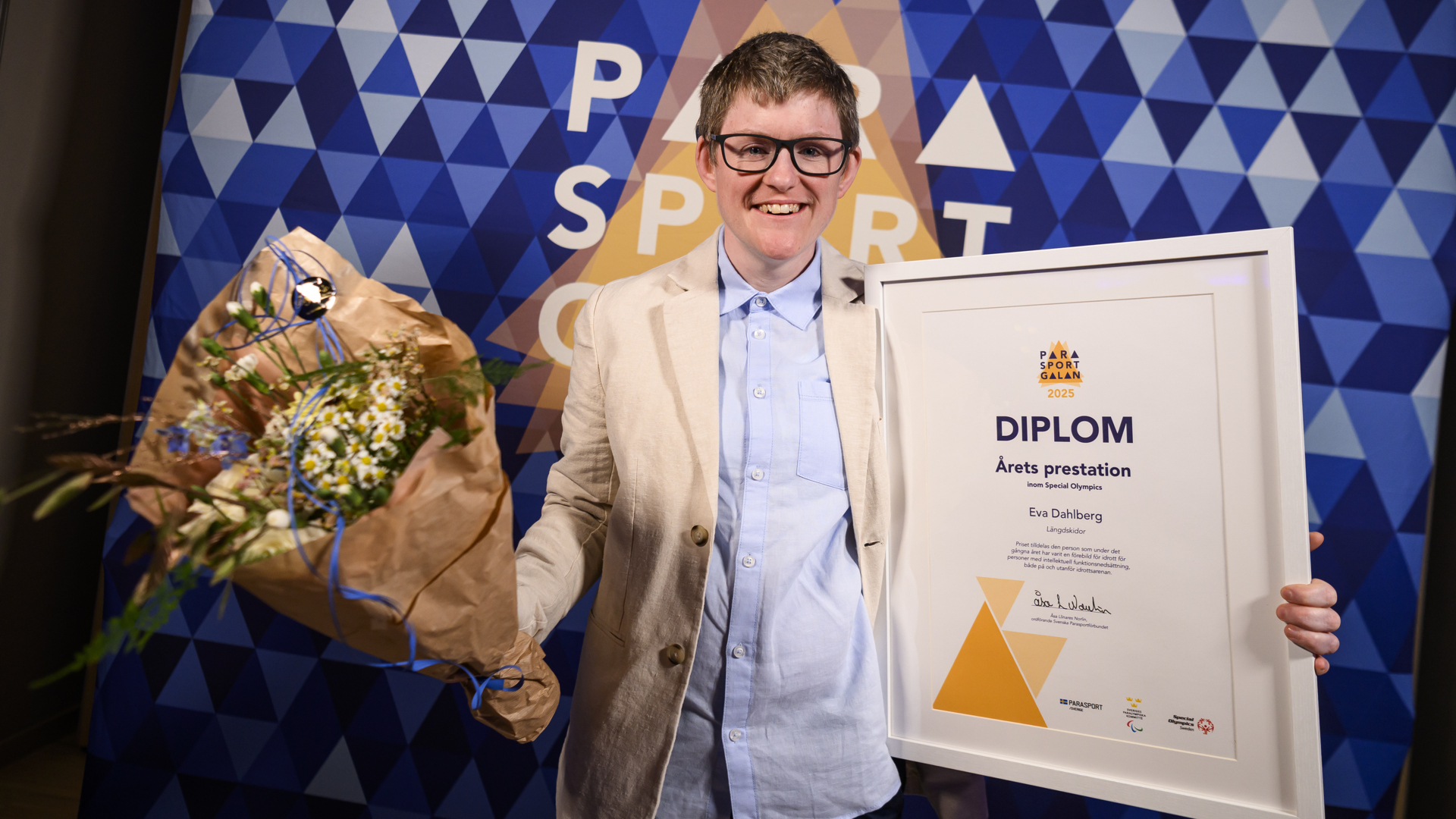 Eva Dahlberg med blommor och diplom.