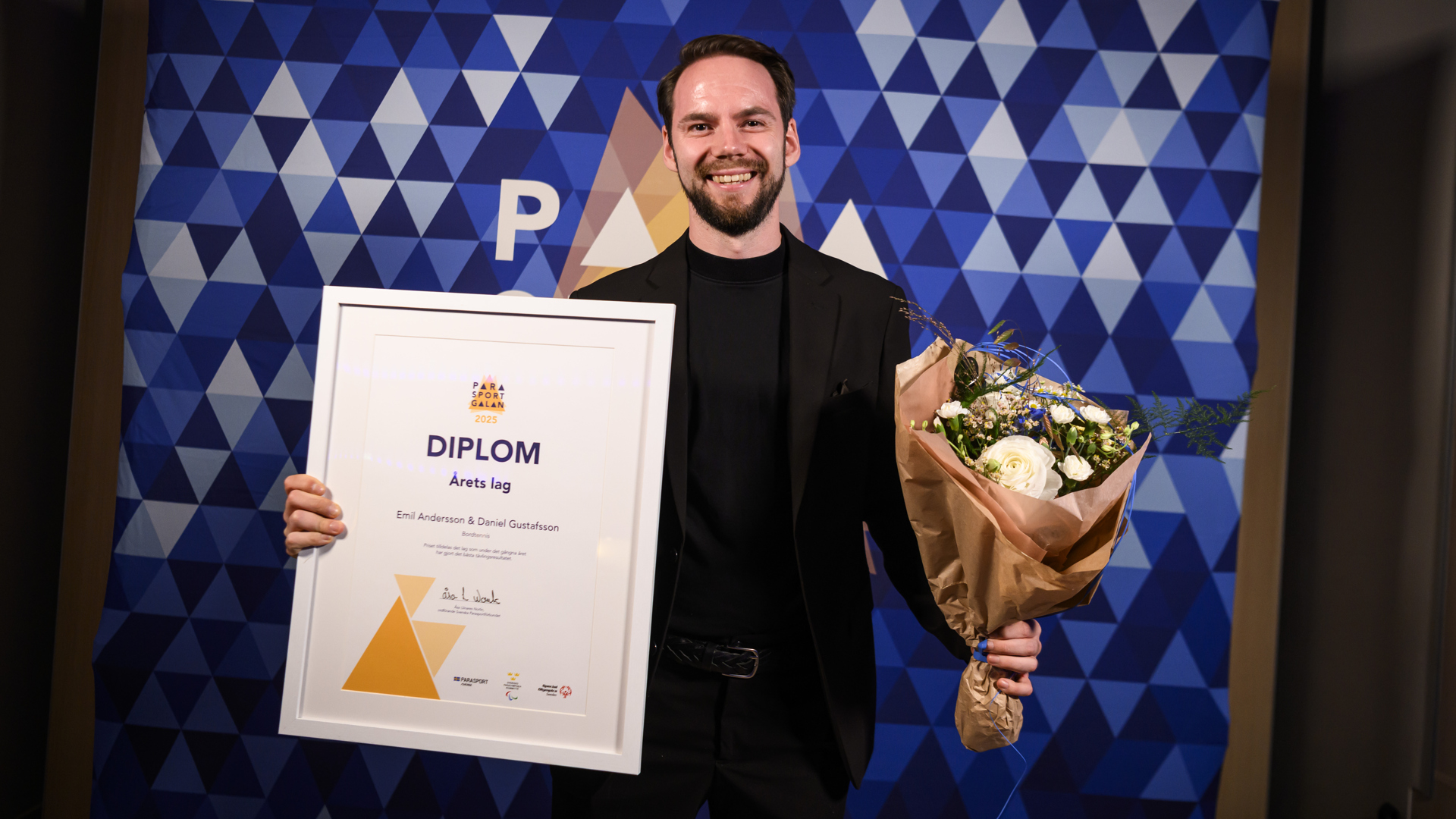 Emil Andersson med diplom och blommor. Daniel Gustafsson kunde tyvärr inte närvara på galan.