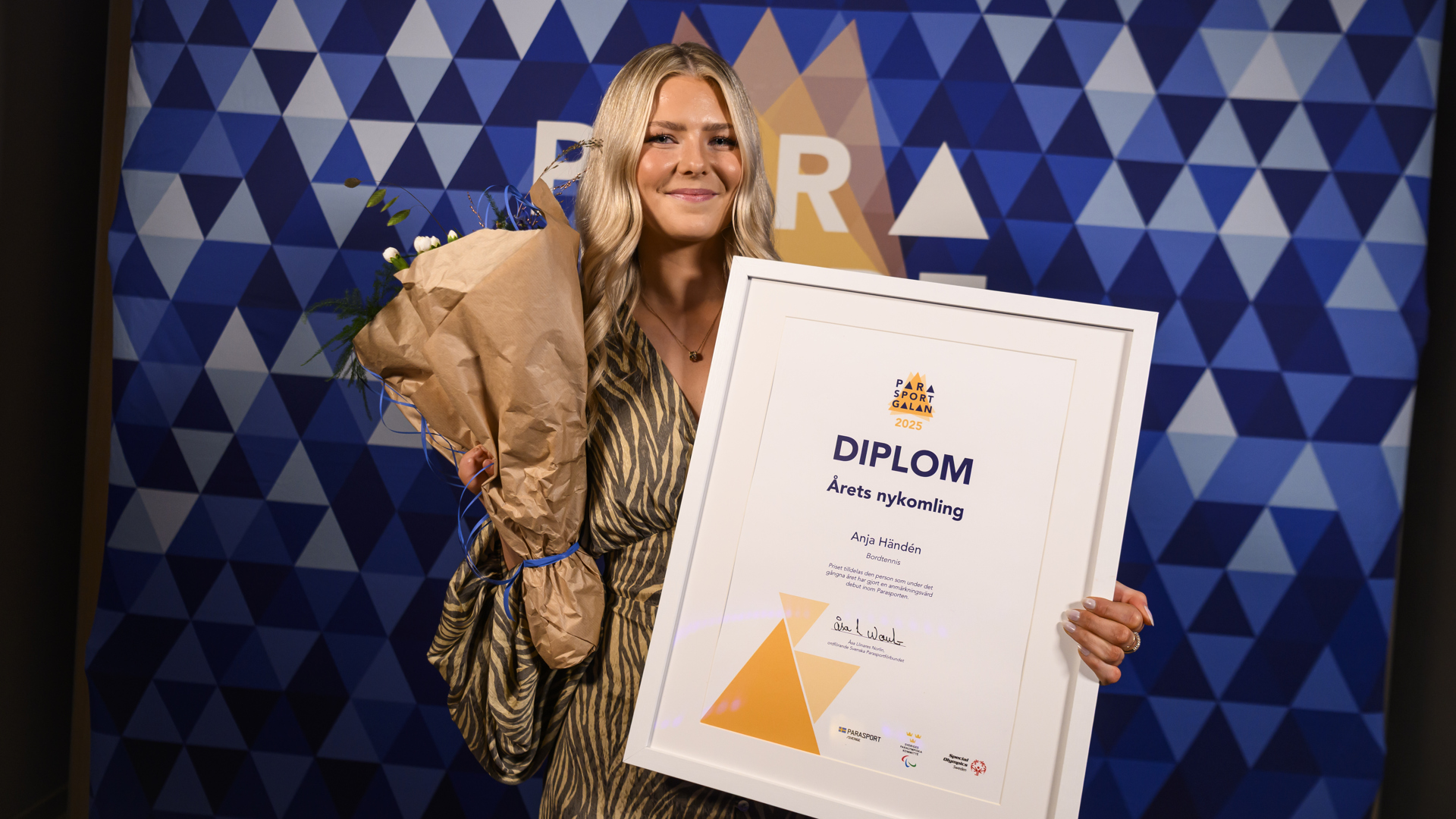 Anja Händén med blommor och diplom.