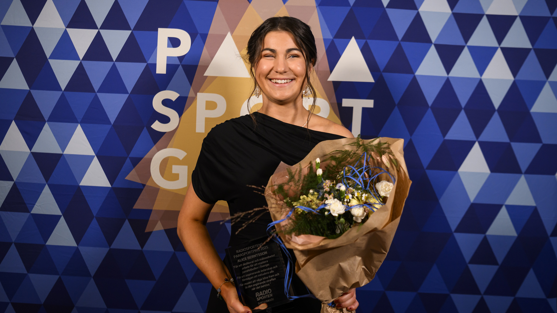 Alice Berntsson med priset och en blombukett i sin famn.