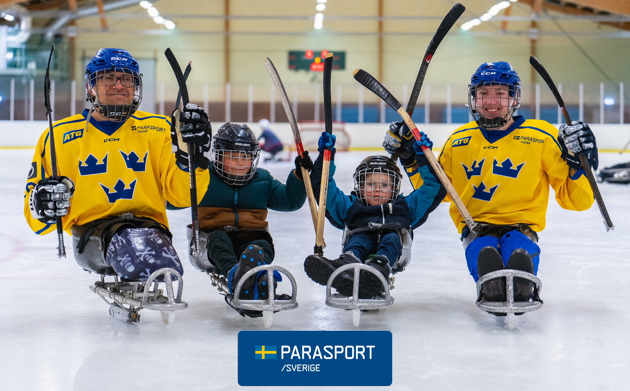 Flera paraishockeyspelare som jublar.