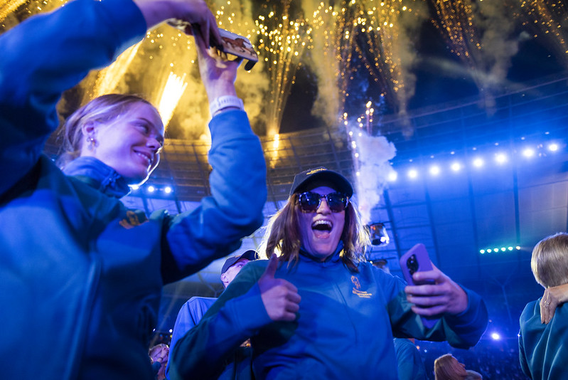 De svenska atleterna jublar på invigningen av Special Olympics World Games i Berlin. I bakgrunden syns fyrverkerier.