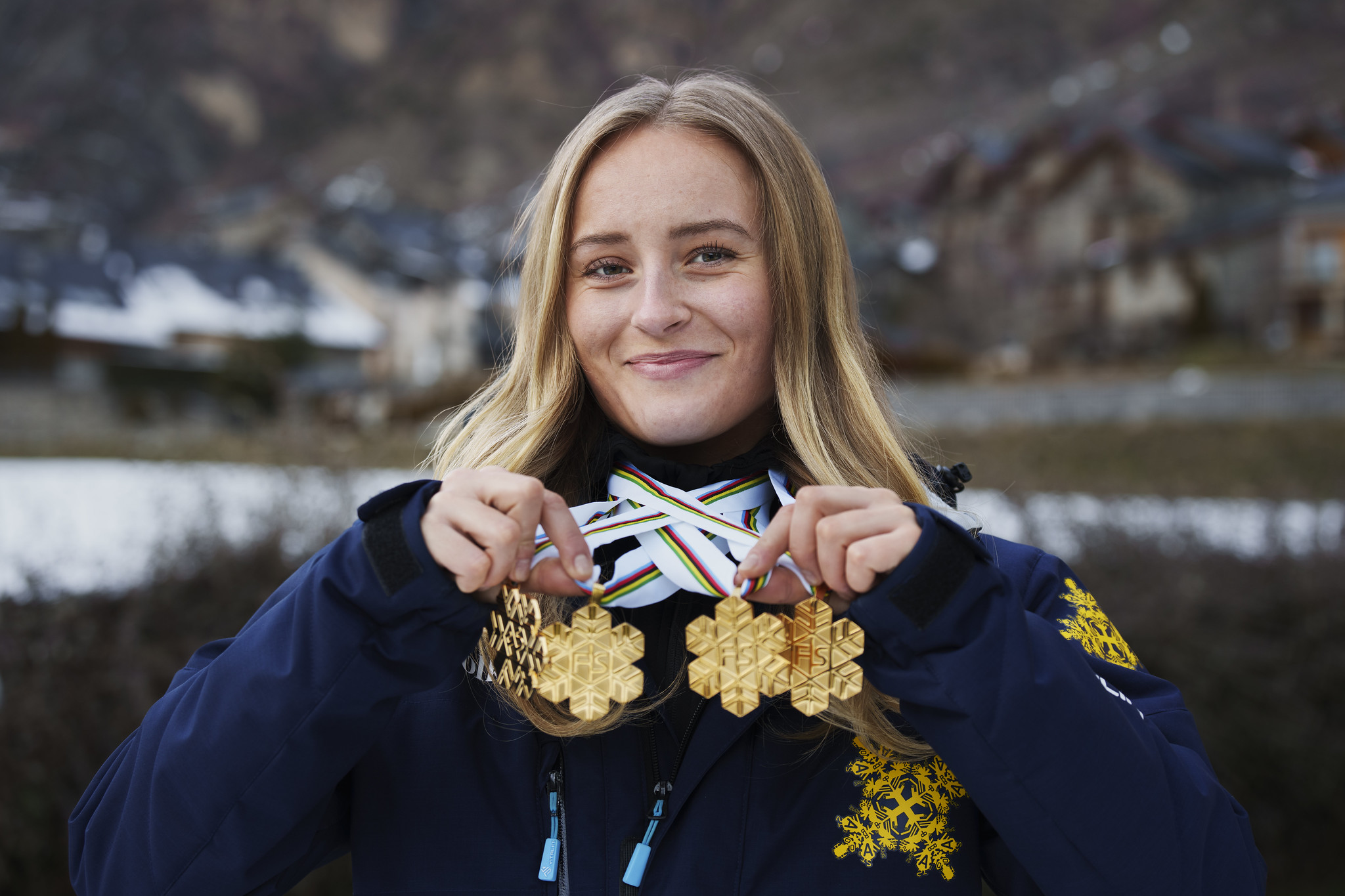 Ebba Årsjö visar upp sina fyra VM-guld från 2023.