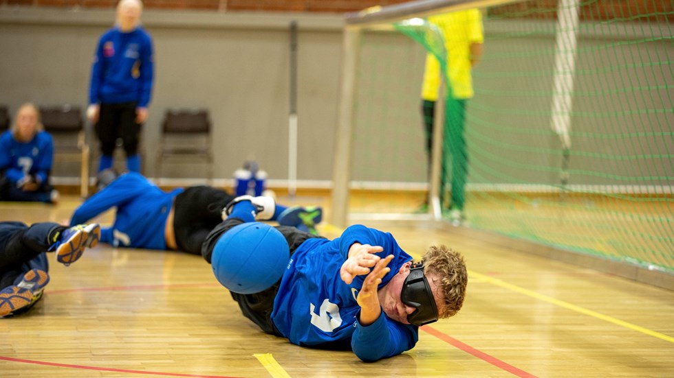 En spelare räddar bollen.