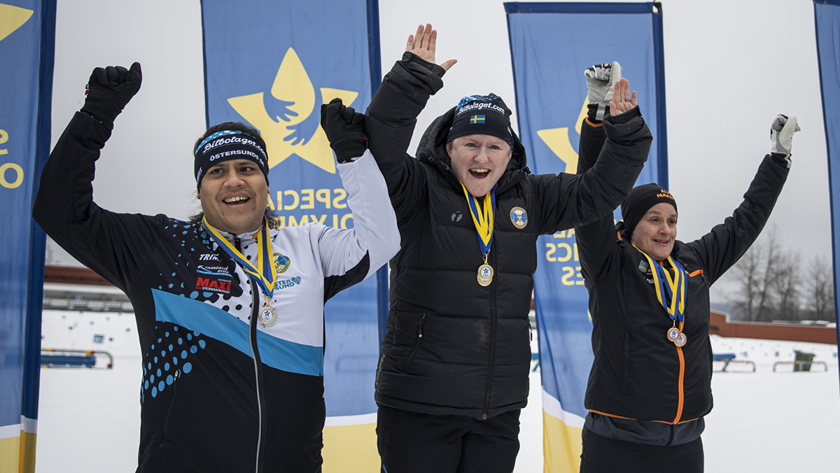 Ebba Årsjö stretchar i backen med skidor på. 