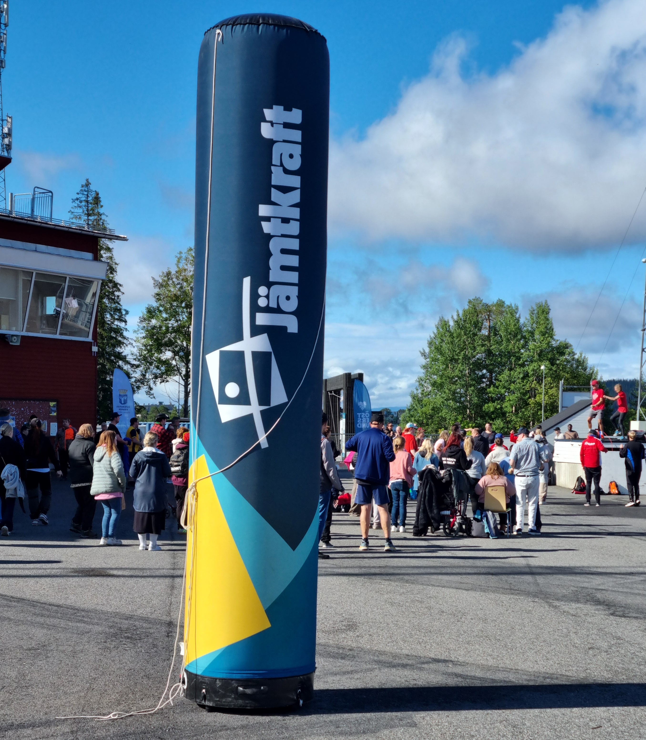 DV-dagen_Uppblåst Jämtkraftlogga i förgrunden, bakgrunden ett gytter av personer.