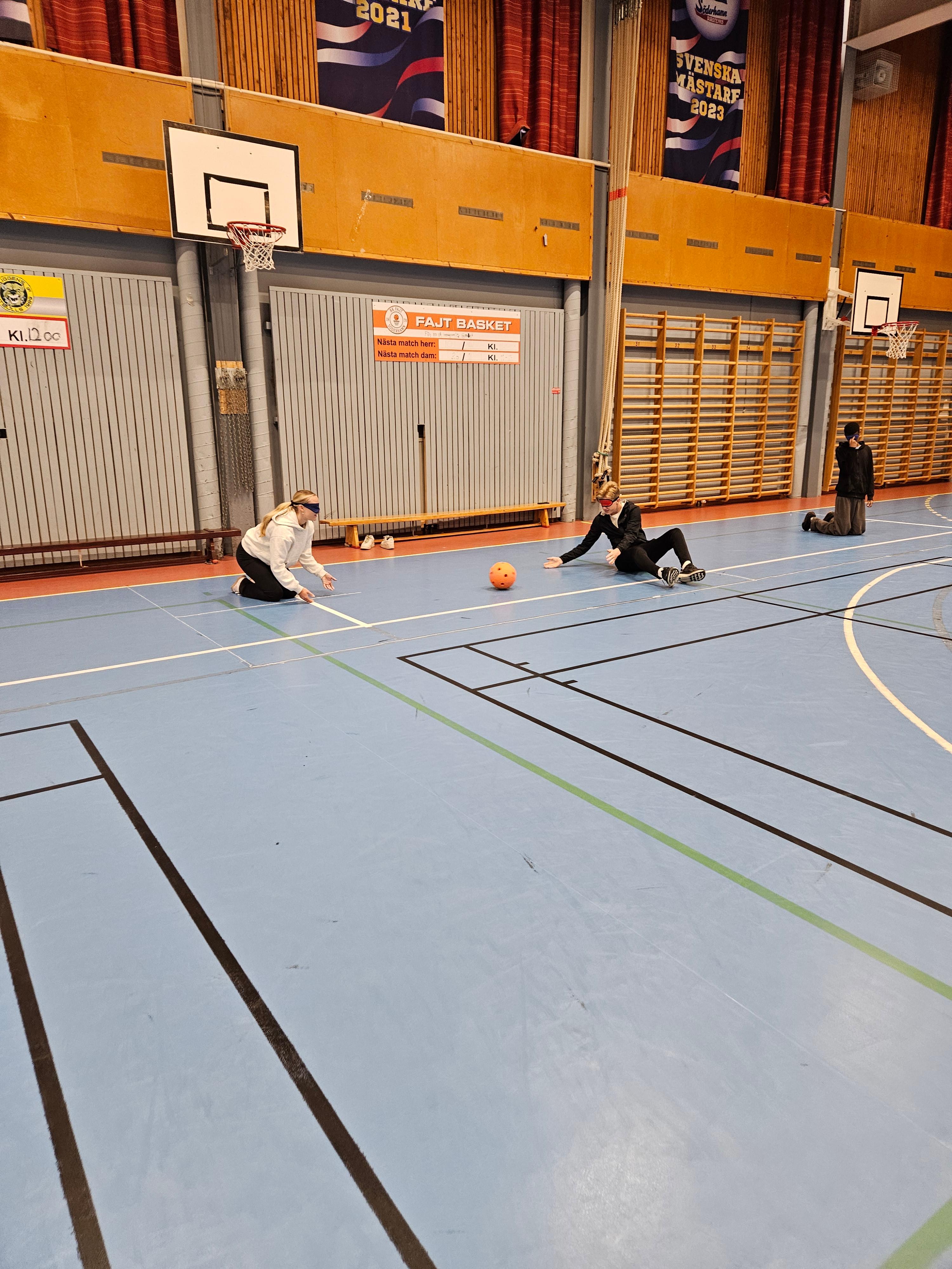 Goalball spelas i en idrottshall