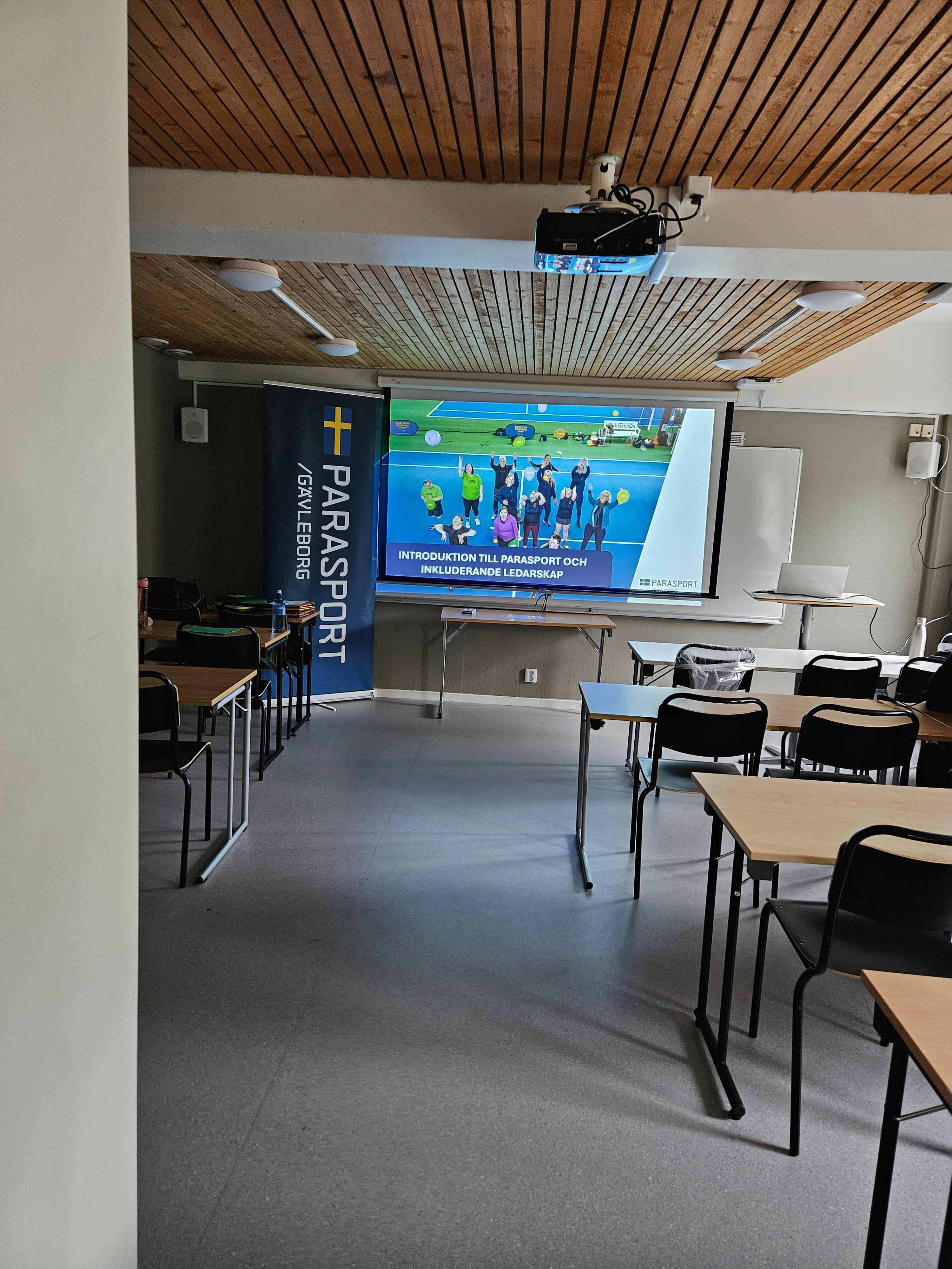 Foto i teorisal med powerpointbild av Introduktion av parasport och inkluderande ledarskap.