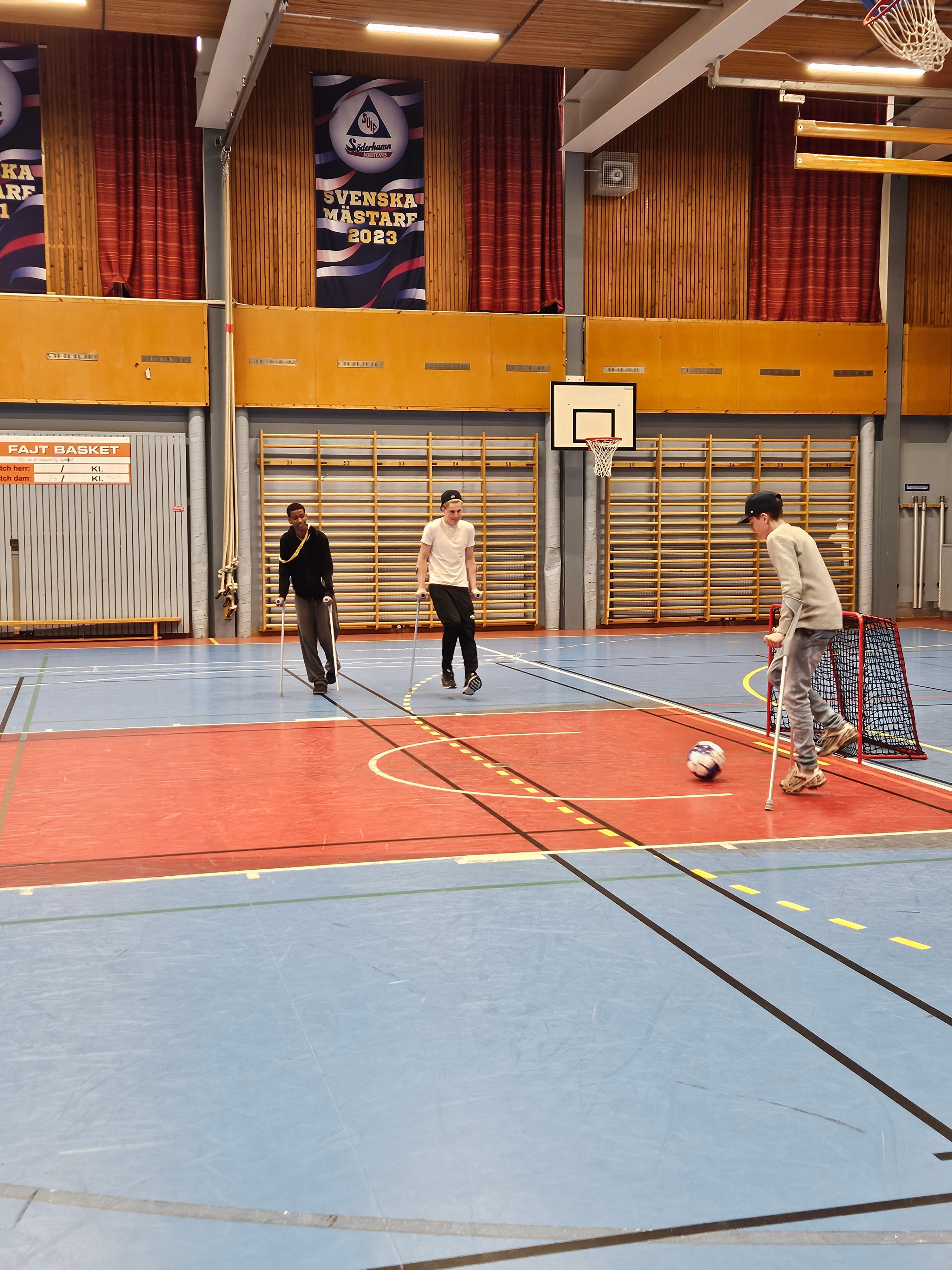 Kryckfotboll spelas i en idrottslokal