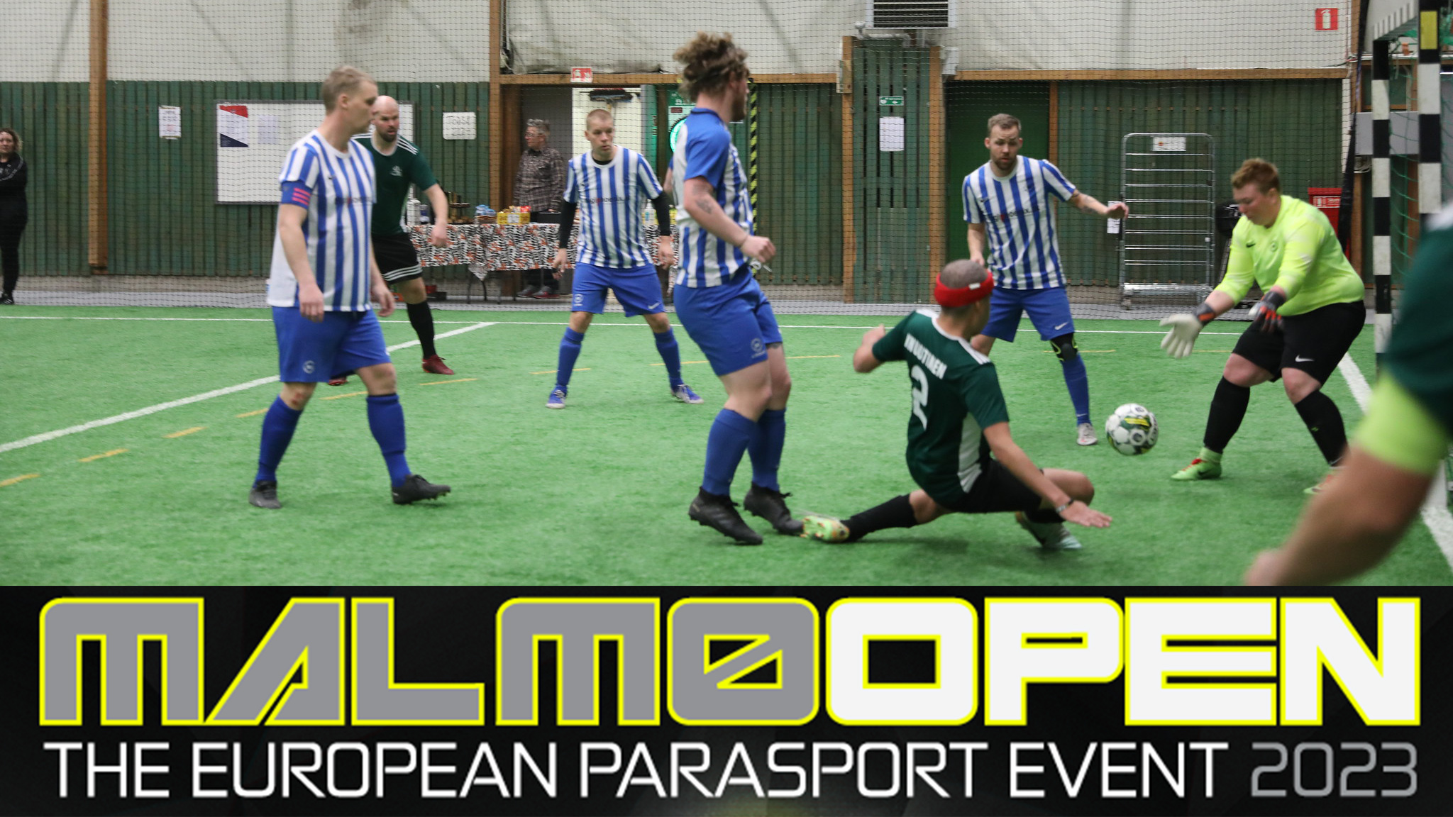 Fem utespelare och en målvakt i en fotbollsmatch på Malmö Open.