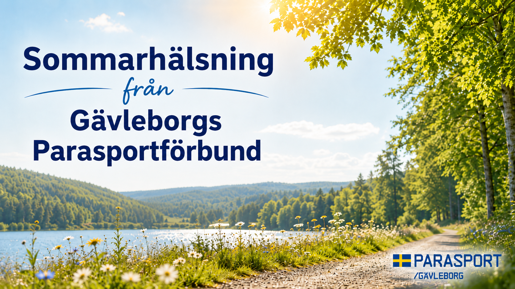 En somrig bild med grönskande natur, sjö, skog och en solbelyst grusväg längs vattnet. På bilden står texten “Sommarhälsning från Gävleborgs Parasportförbund” i blått. Parasport Gävleborgs logotyp finns placerad nere till höger. Bilden förmedlar sommar, lugn, rörelseglädje och gemenskap.