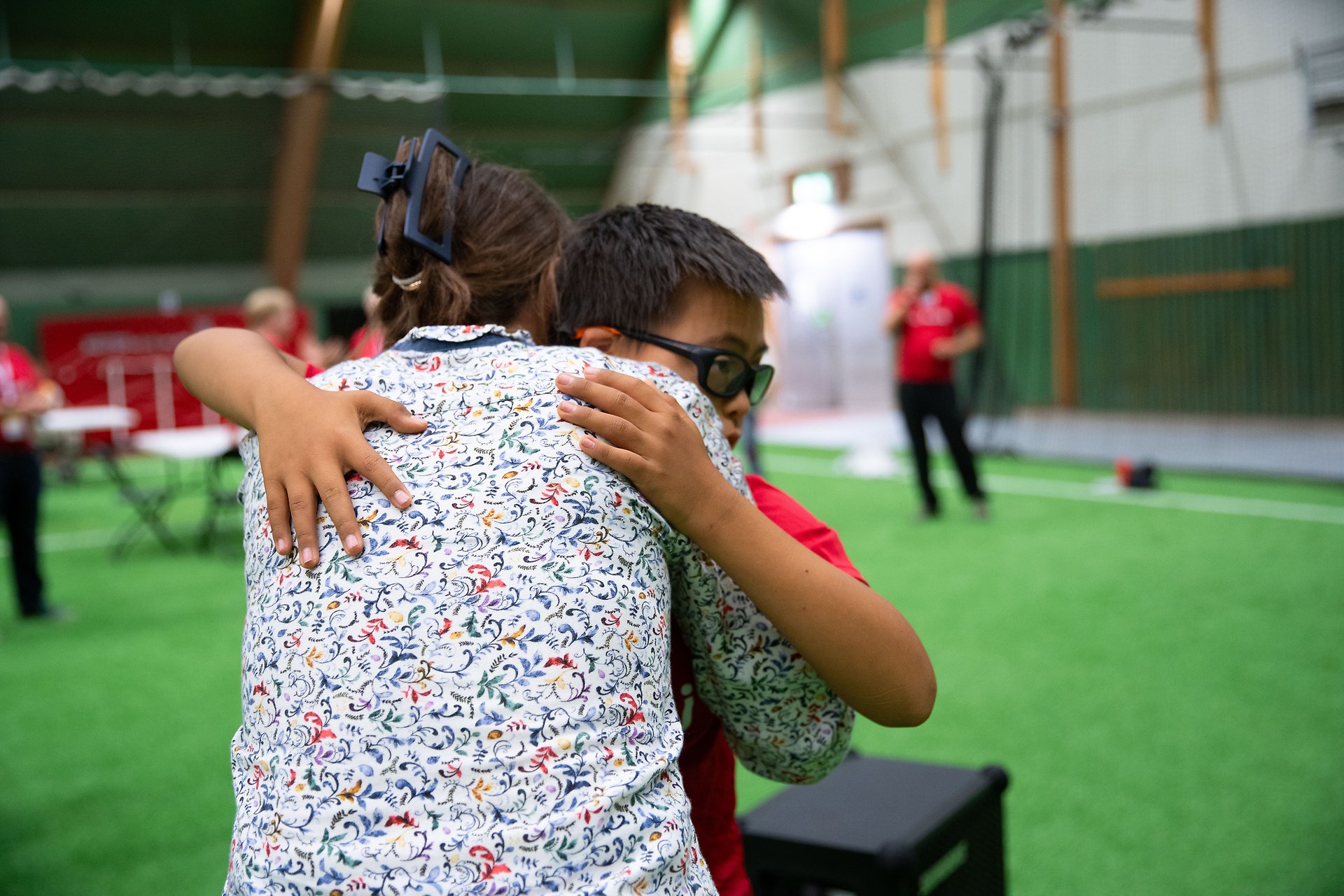 Bild från Special Olympics familjeläger i Malmö 20250913 - två personer som kramas