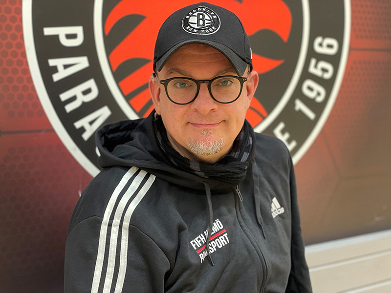 Thomas Jönsson, sportchef FIFH Malmö, i svart jacka, svart keps och glasögon. Han tittar rakt in i kameran.