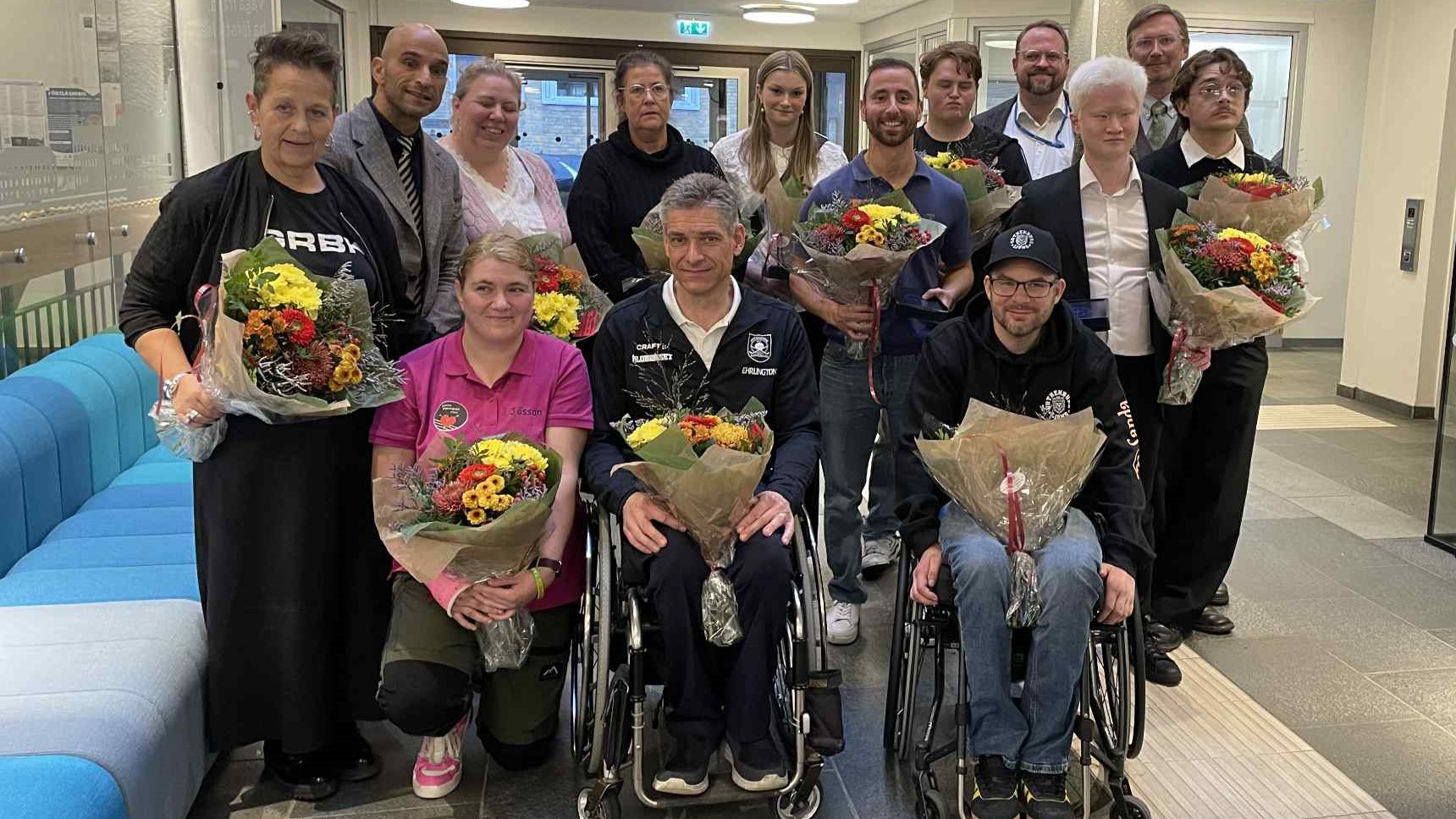 Gruppbild på stipendiater vid utdelningen av Västra Götalandsregionens Parasportstipendium 2025.