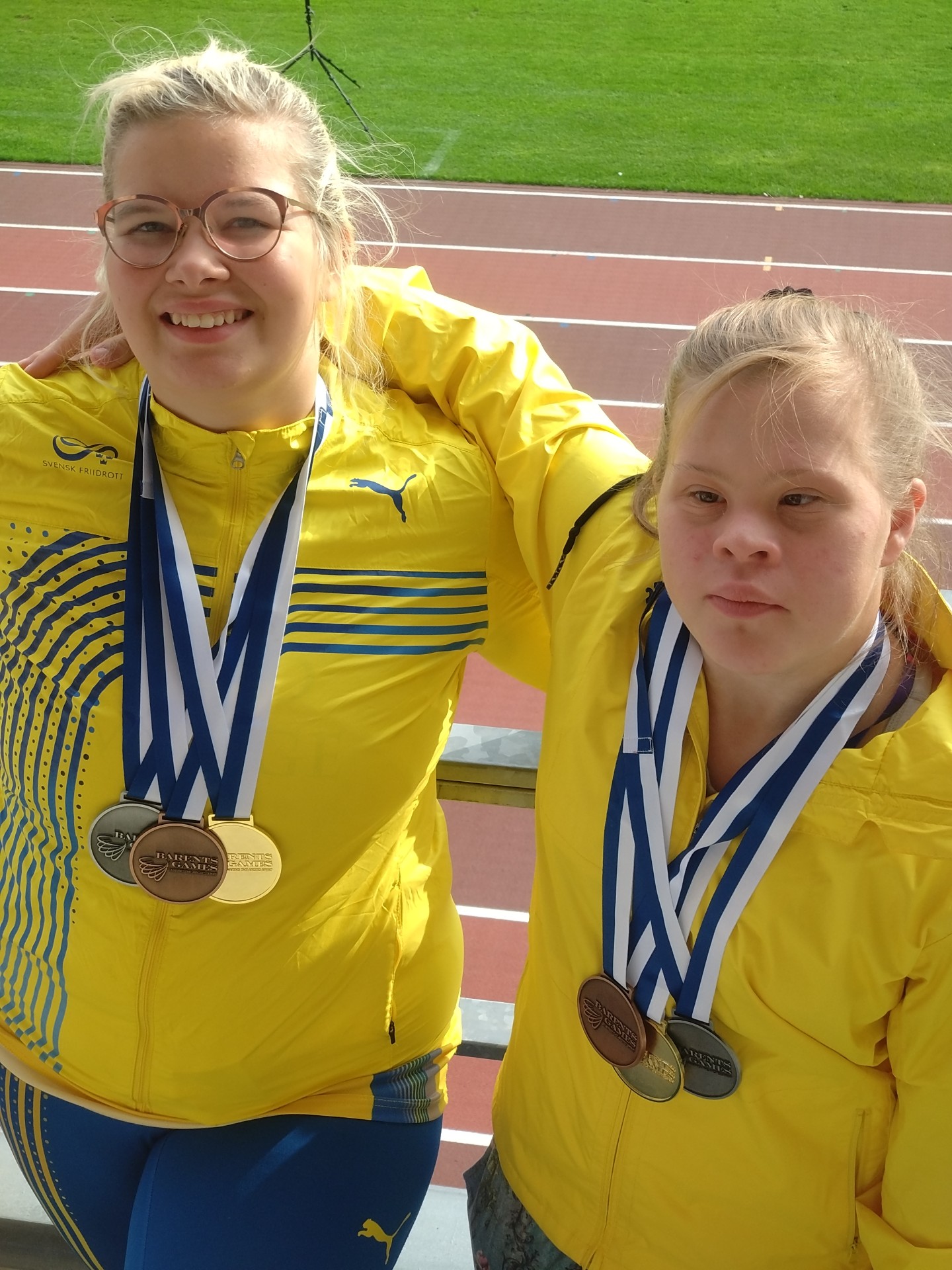 Elvira S och Elvira J med alla sina medaljer runt halsen