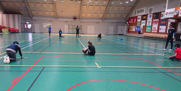 Spelarna har intagit sina positioner på planen och är redo att spela