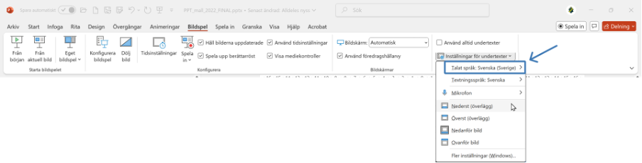 Visar flikarna och verktysfältet i PowerPoint, Den andra fliken “Bildspel” är aktiv. Menyn ”Inställningar för undertext” är utfäld, menyvalet ”Talat språk” är inringat.