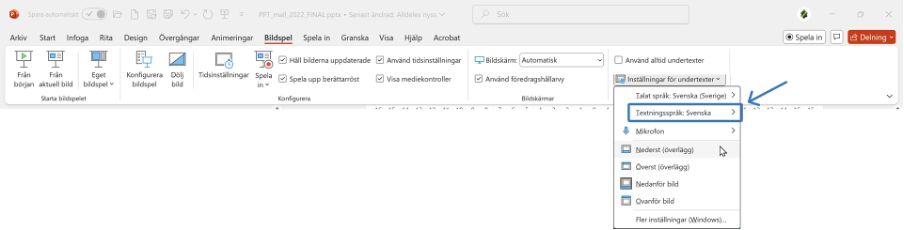 Visar flikarna och verktysfältet i PowerPoint, Den andra fliken “Bildspel” är aktiv. Menyn ”Inställningar för undertext” är utfäld, menyvalet ”Textningsspråk” är inringat.