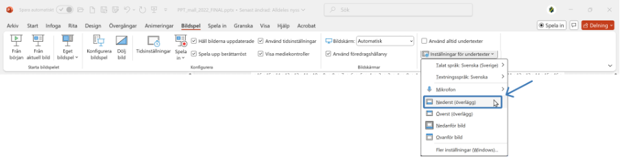 Visar flikarna och verktysfältet i PowerPoint, Den andra fliken “Bildspel” är aktiv. Menyn ”Inställningar för undertext” är utfäld, menyvalet ”Nedanför bild” är inringat.